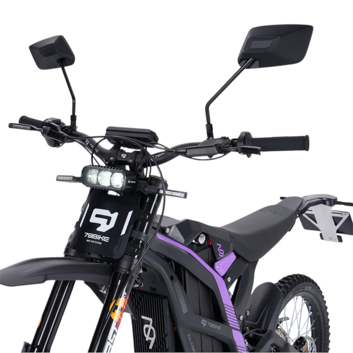Detailansicht der montierten Rückspiegel an der 79 Bike Falcon Pro L1E mit klarer Sicht auf Armaturen und Lenkerbereich.

