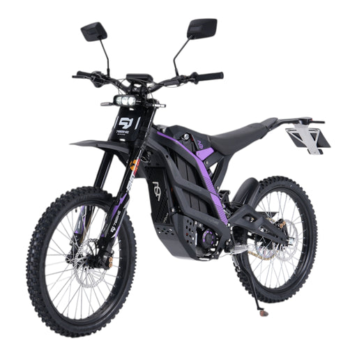 Vordere rechte Ansicht der 79 Bike Falcon Pro L1E mit montierten Spiegeln, Blinkern und Kennzeichenhalterung.

