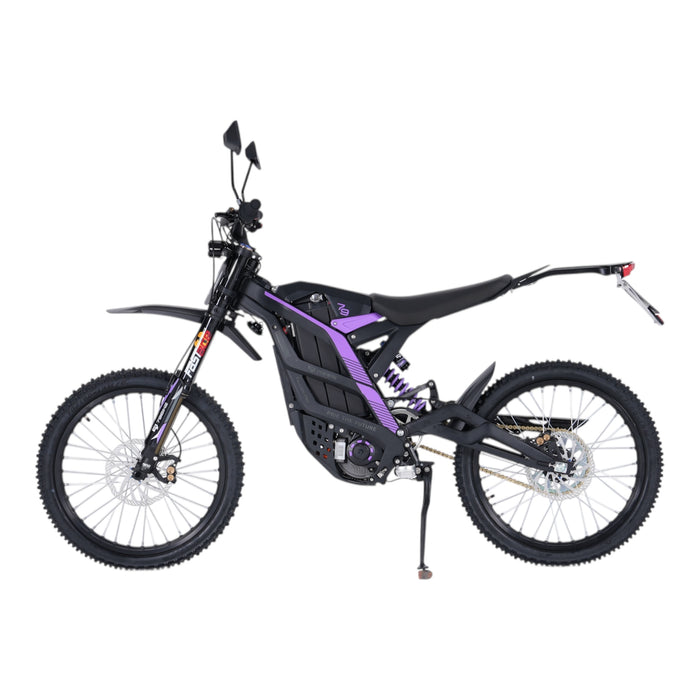 Seitliche Gesamtansicht der 79 Bike Falcon Pro L1E, komplett mit Spiegeln, Blinkern und Kennzeichenhalter für den Straßenverkehr.

