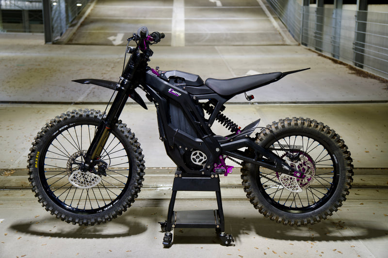 Getunte E-Ride Pro SS auf Montageständer im Parkdeck, Bannerbild für Bikes Kategorie
