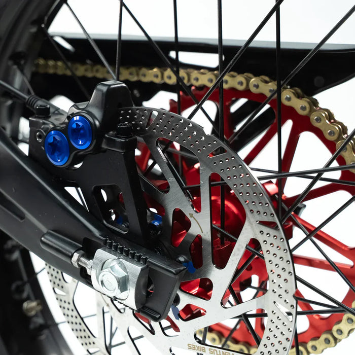 Seitenansicht der Ventus One+ Elektro Enduro – kompromisslos für Offroad-Einsätze